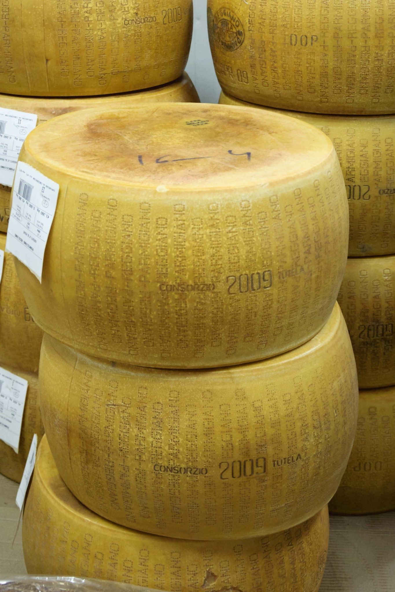 Parmigiano Reggiano meules MIN Rungis